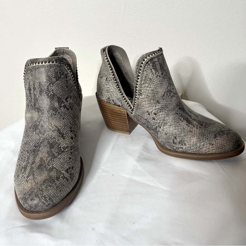 Very G Women’s Cream Snake Print Bead Trim Stacked Heel V-Cut Booties Sz 6.5 New
